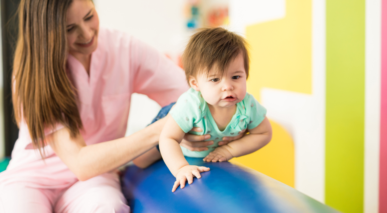 Fisioterapeuta trabajando con un bebé